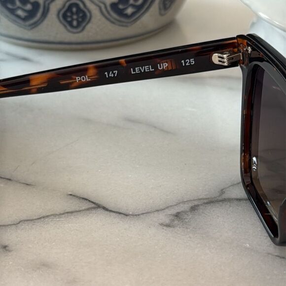 Quay Level Up Tortoise Frame / Smoke Taupe Polarized Lens - Picture 5 of 6